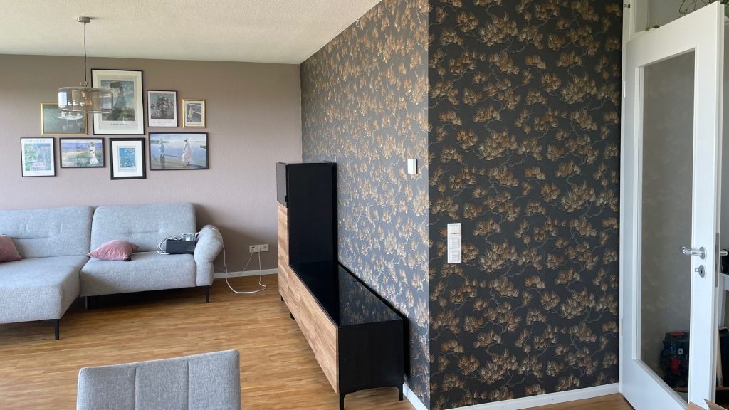 Kreative Malerarbeit mit Mustertapete in einem Wohnzimmer in Bad Bellingen